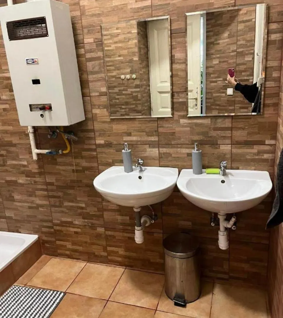Ejjeli Majom Hostel Budapest